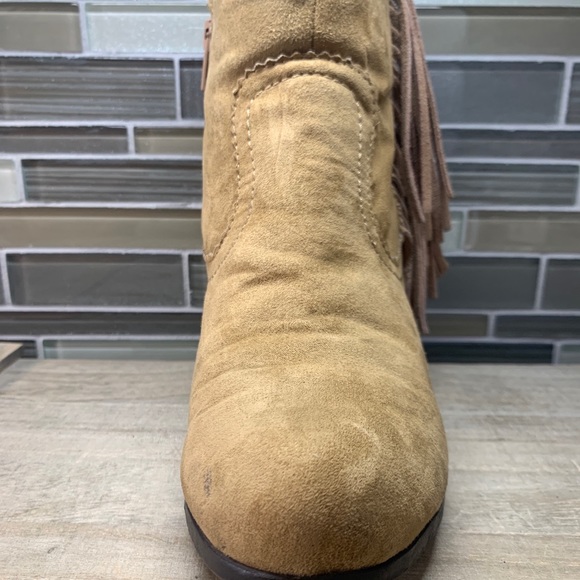 Maurice Fashions Beige Faux Suede Fringe Ankle Bootie Boots Woman's Shoe Size 6 - Picture 2 of 12